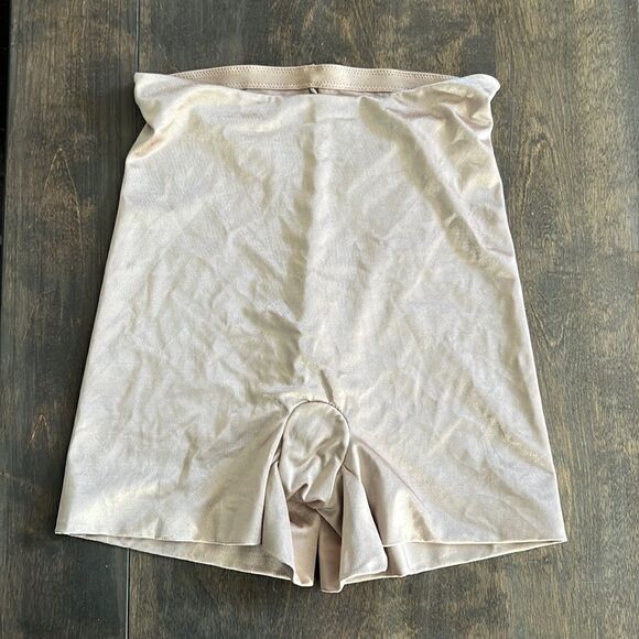 Spanx Assets Red Hot Label Shorts Shapewear  Sz-Large - Picture 1 of 8